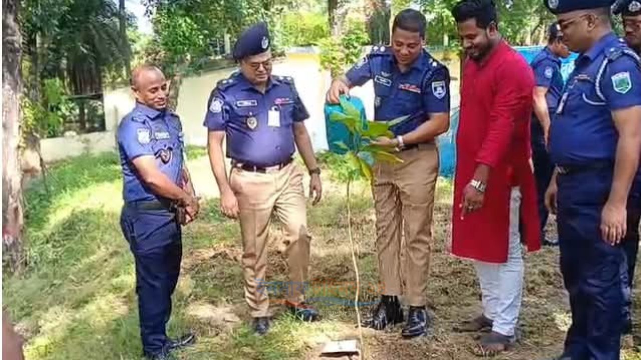 নাচোল থানায় পুলিশ সুপারের বৃক্ষরোপণ কর্মসূচি