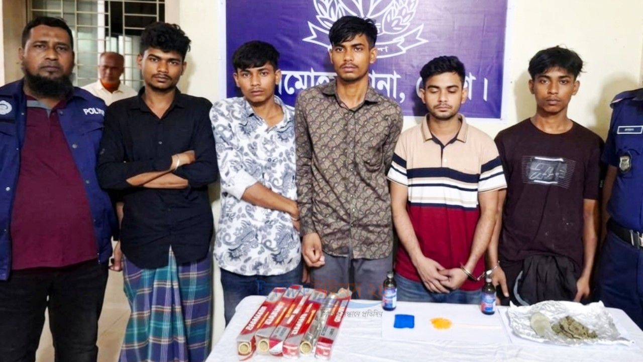 লালমোহনে মাদকবিরোধী অভিযানে ফেনসিডিল-ইয়াবা-গাঁজাসহ ৫ মাদক কারবারি গ্রেফতার, জব্দ মোটরসাইকেল