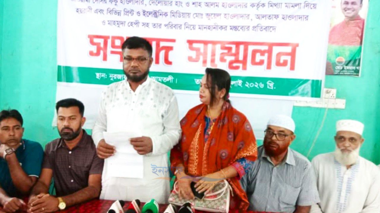 আমতলীতে মামলা, হামলা ও মানহানির অভিযোগে বিএনপি নেতাদের সংবাদ সম্মেলন