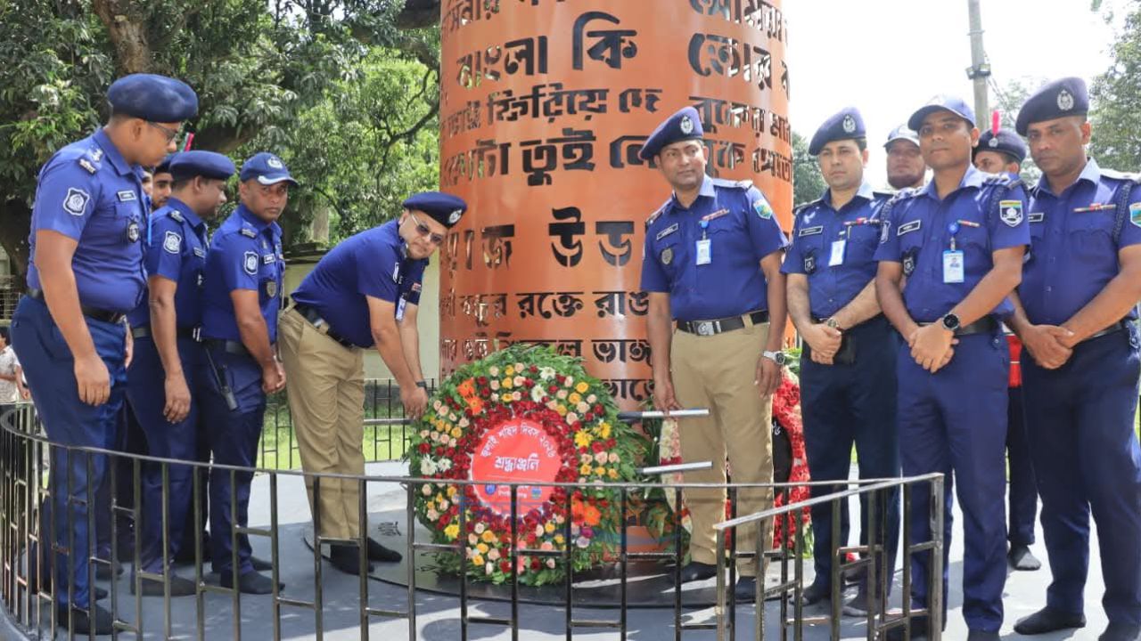 চাঁপাইনবাবগঞ্জে জুলাই স্মৃতিস্তম্ভে জেলা পুলিশের শ্রদ্ধা নিবেদন