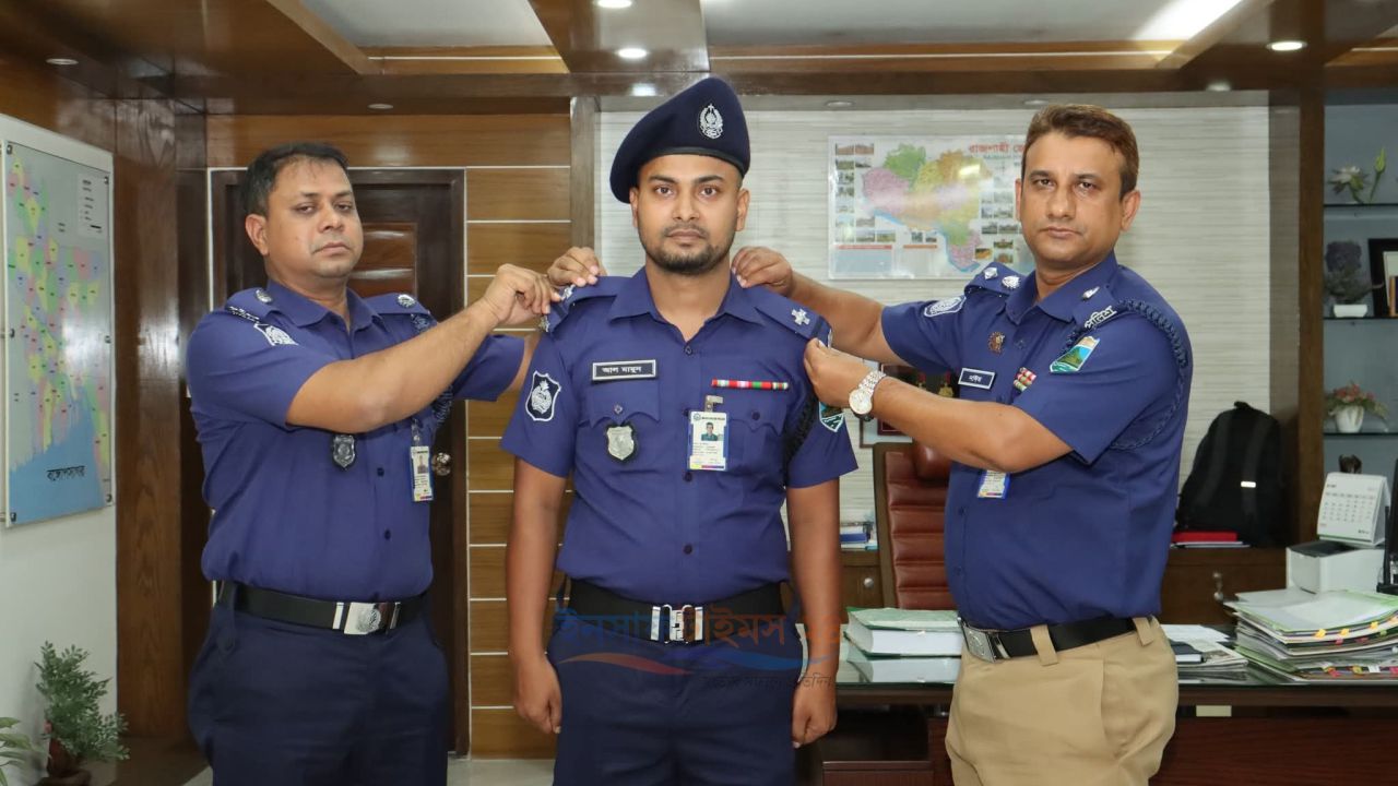 পদোন্নতিপ্রাপ্ত পুলিশ সদস্যকে র&zwj;্যাংক ব্যাজ পরালেন এসপি