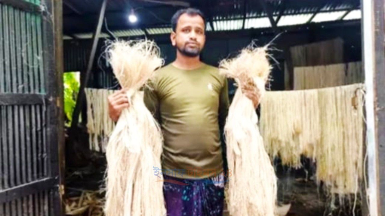 কলাগাছের বাকলে স্বপ্ন বুনছেন ভোলার সোহেল