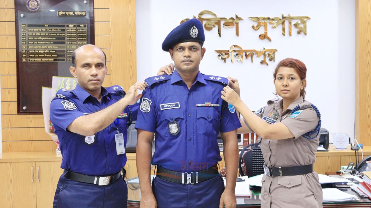 ফরিদপুরে পদোন্নতিপ্রাপ্ত এসআই মাহমুদুল হাসানকে র&zwj;্যাংক ব্যাজ পরালেন পুলিশ সুপার