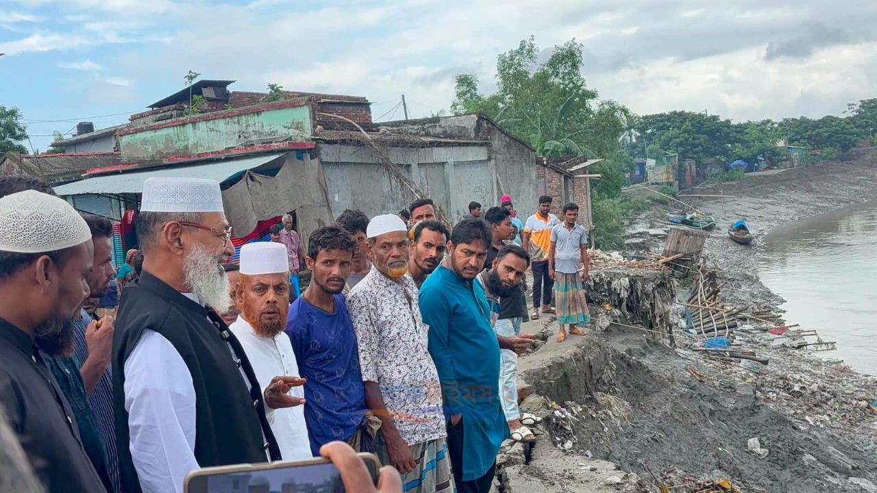 আশাশুনির নদীভাঙন ও নদী খন কার্যক্রম পরিদর্শন করলেন এমপি রবিউল বাশার।   