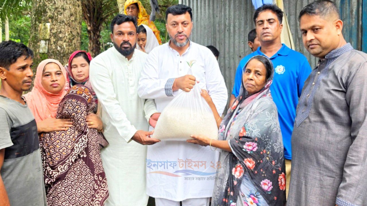 নাঙ্গলমোড়ায় বন্যাদুর্গতদের মাঝে ৪র্থ দফায় ত্রাণ বিতরণ