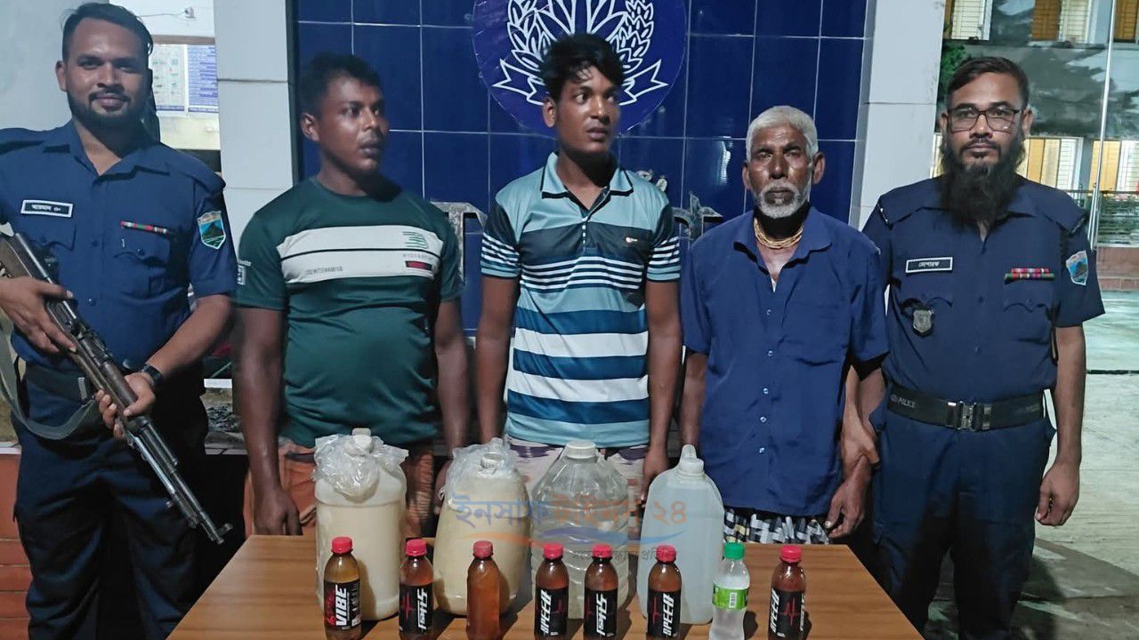 নিয়ামতপুরে চোলাই মদসহ ৩ মাদক কারবারি গ্রেফতার