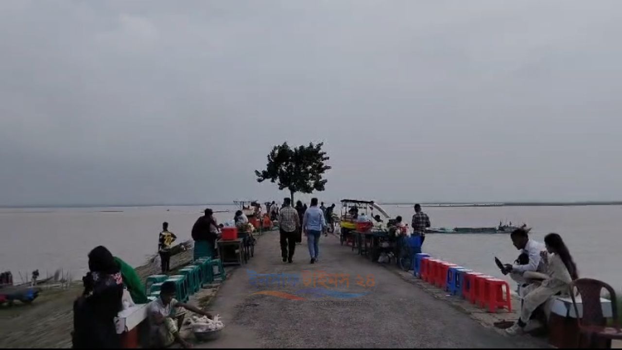 বিকেলে রাজশাহীর আইবাঁধে দর্শনার্থীদের উপচে পড়া ভিড় 