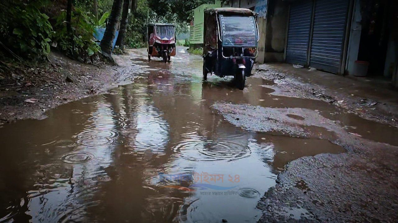 ব্রাহ্মণবাড়িয়া সদরে টানা ১ঘন্টার বৃষ্টি-তে হাঁটুর সমান পানি রাস্তায়। সাধারণ মানুষের চলাচল করতে অনেক টা কষ্টকর।