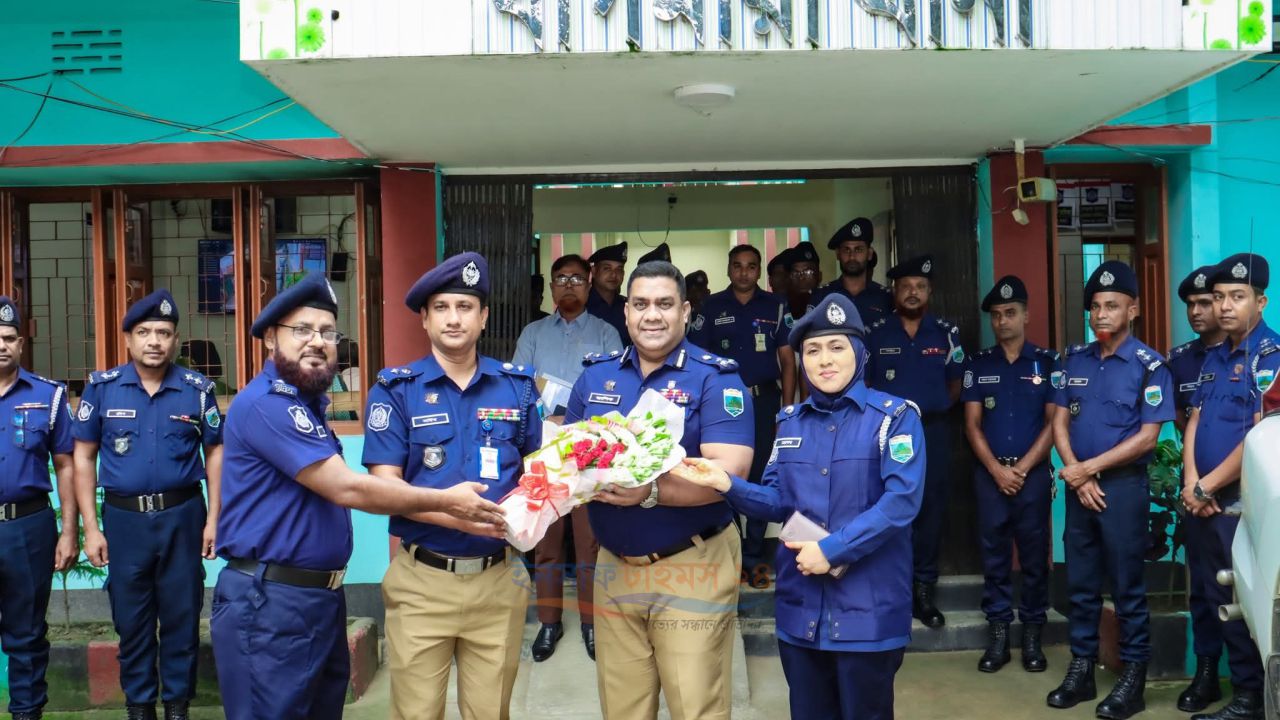 বাগমারায় রেঞ্জ ডিআইজি আশিক সাঈদের দ্বিবার্ষিক পরিদর্শন: সেবার মান বাড়ানোর তাগিদ