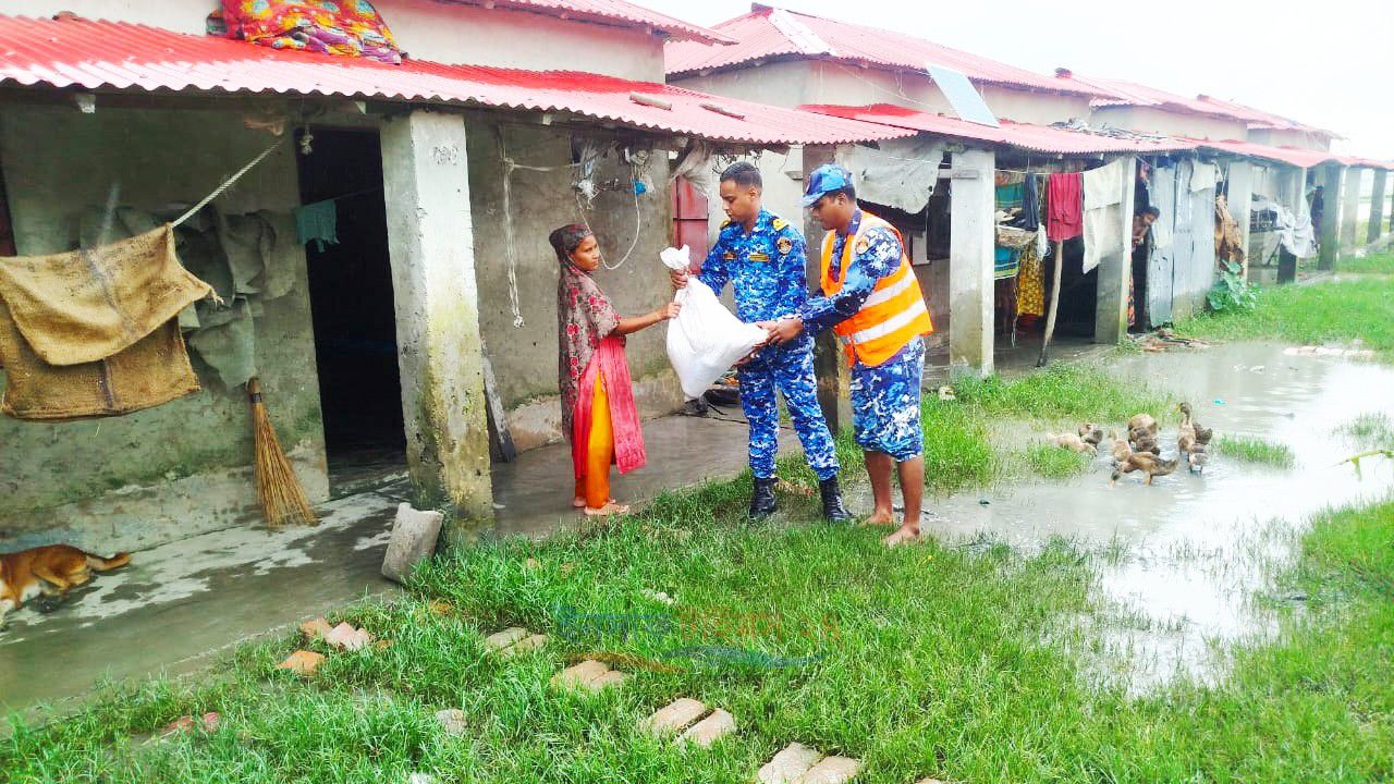 মনপুরায় পানিবন্দী ৬০ পরিবার পেল কোস্ট গার্ডের সহায়তা