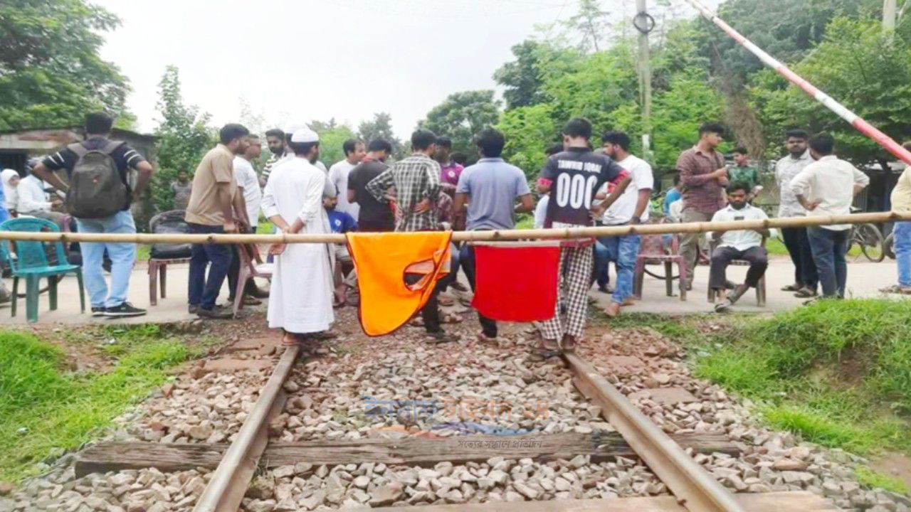 রাবি শিক্ষার্থীকে মারধরের অভিযোগ, প্রতিবাদে রেললাইন অবরোধ