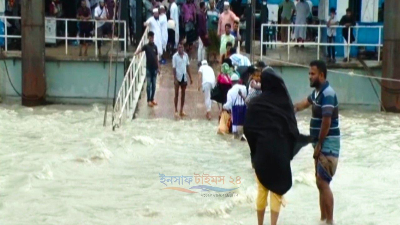 জোয়ারে তলিয়ে যায় রামনেওয়াজ লঞ্চঘাটের সড়ক, নিত্য দুর্ভোগে মনপুরাবাসী