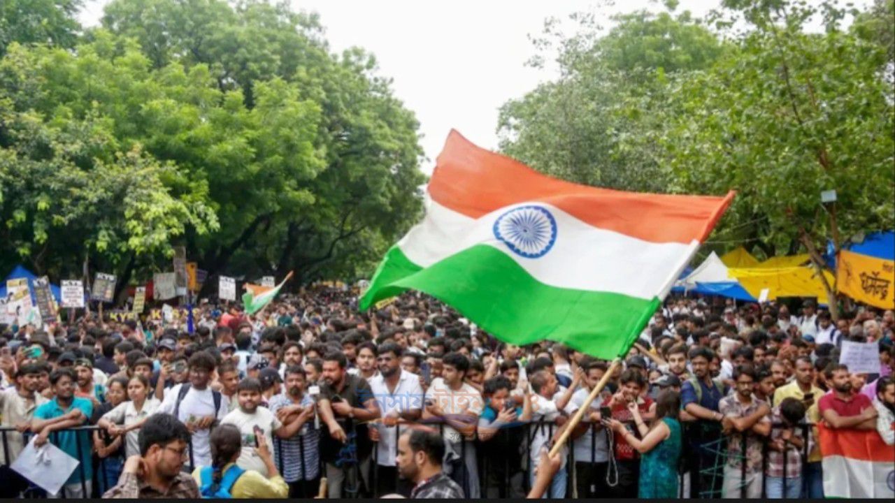 ভারতে ‘তেলাপোকা’র উৎপাতে বিপাকে মোদি সরকার