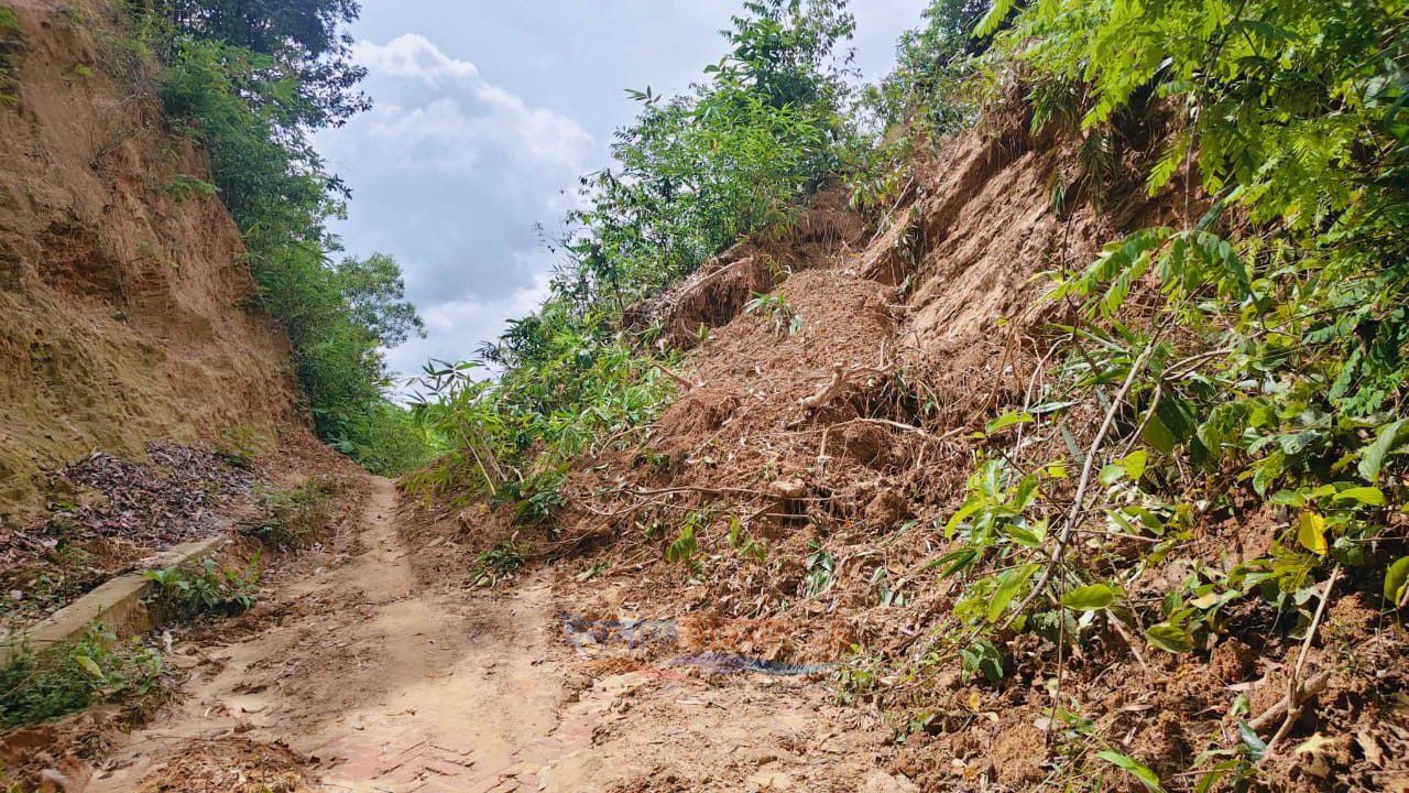 ফাইতংয়ে সড়কের বেহাল দশায় জনদুর্ভোগ