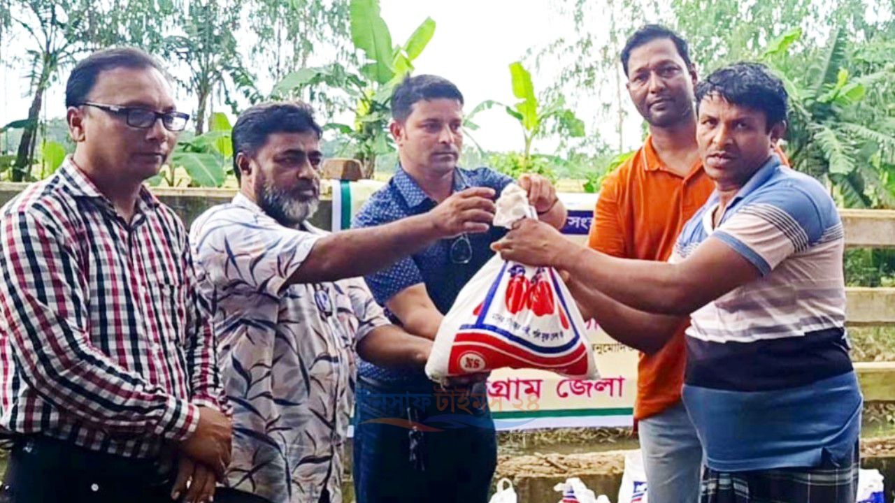 চন্দনাইশে বন্যাদুর্গতদের পাশে সাংবাদিক সুরক্ষা ও কল্যাণ ফাউন্ডেশন