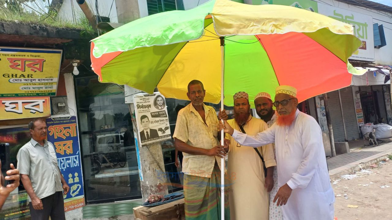 ​রোদের উত্তাপ আর বৃষ্টির তোড়ে দীর্ঘদিনের অপেক্ষা, অবশেষে পূরণ হলো আমাইতাড়া বাজারের মুচি ভাইয়ের ছোট স্বপ্ন