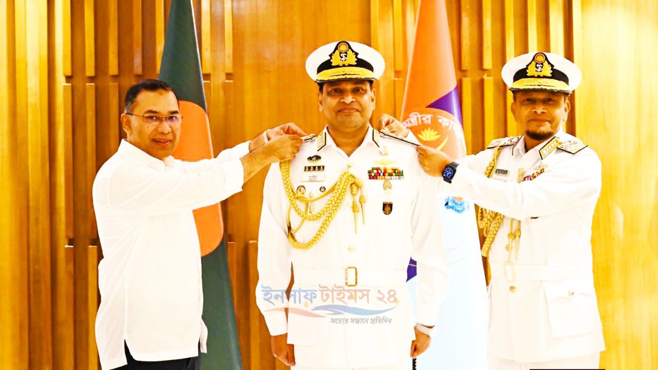 নবনিযুক্ত নৌবাহিনী প্রধানকে ভাইস অ্যাডমিরাল র‌্যাঙ্ক ব্যাজ পরিয়ে দিলেন প্রধানমন্ত্রী