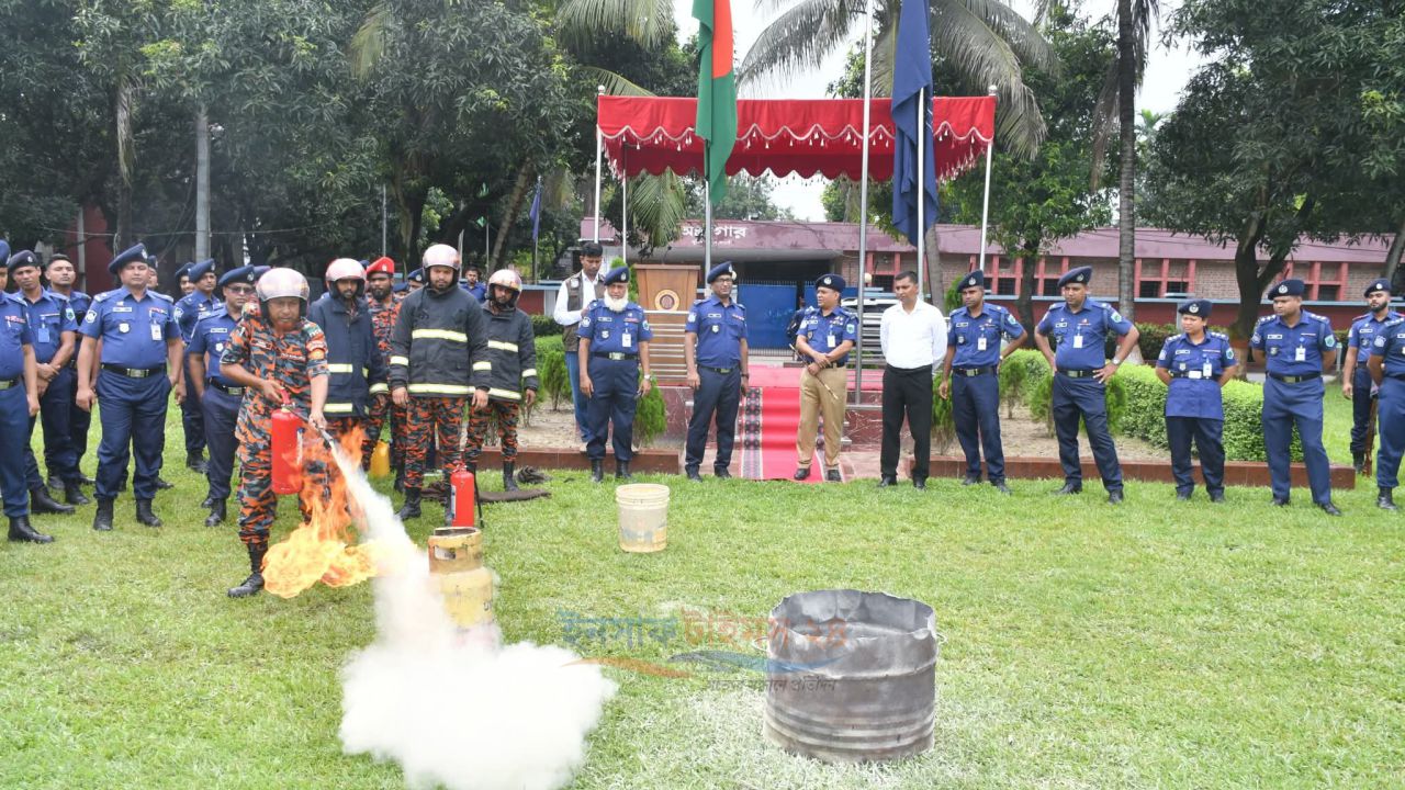 নওগাঁ জেলা পুলিশ লাইন্সে অগ্নি নির্বাপণ মহড়া