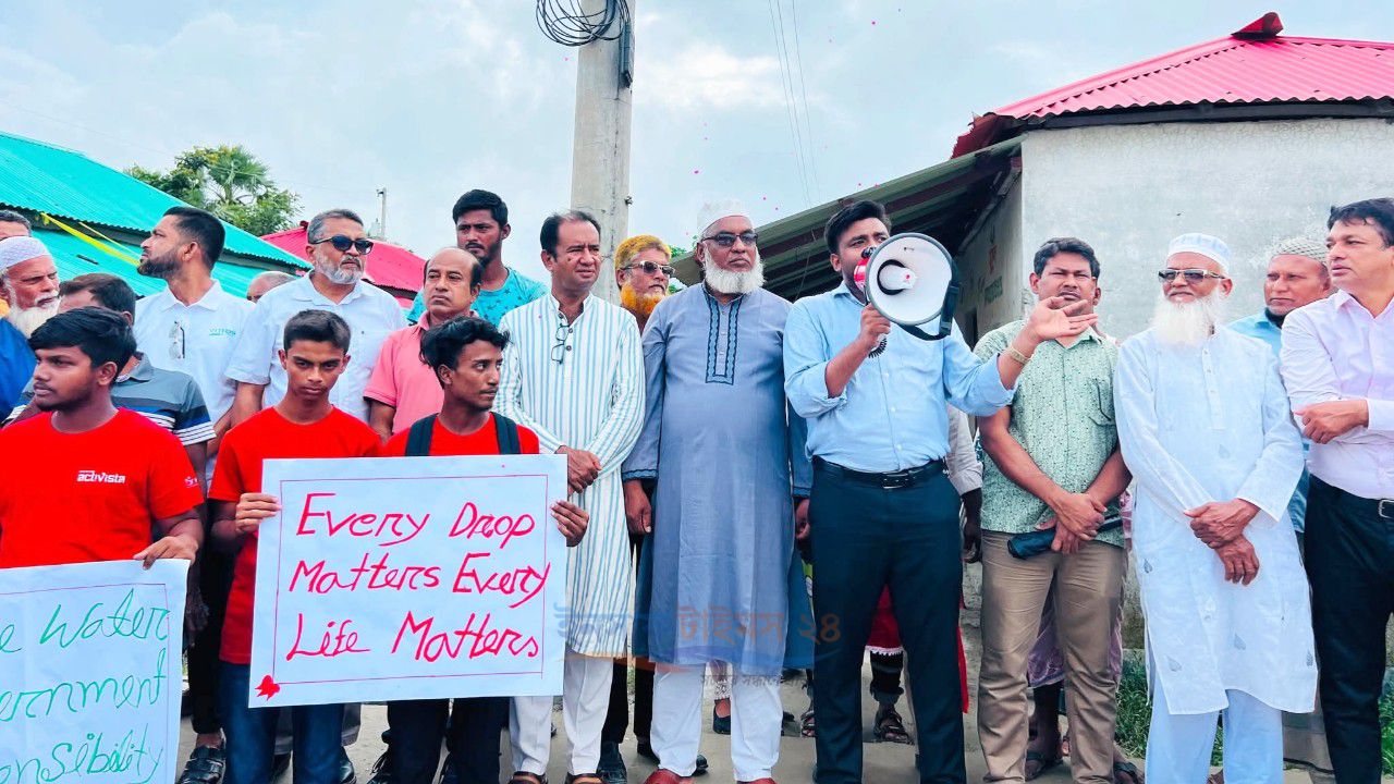 পাথরঘাটায় সুপেয় পানির দাবিতে ব্যতিক্রমী প্রচারাভিযান