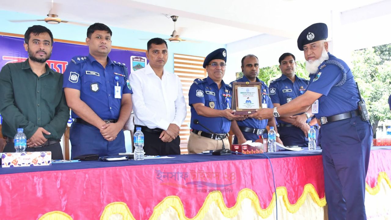 নওগাঁয় পুলিশ লাইন্সে মাসিক কল্যাণ সভা অনুষ্ঠিত: জনবান্ধব পুলিশিং জোরদারের নির্দেশ পুলিশ সুপারের