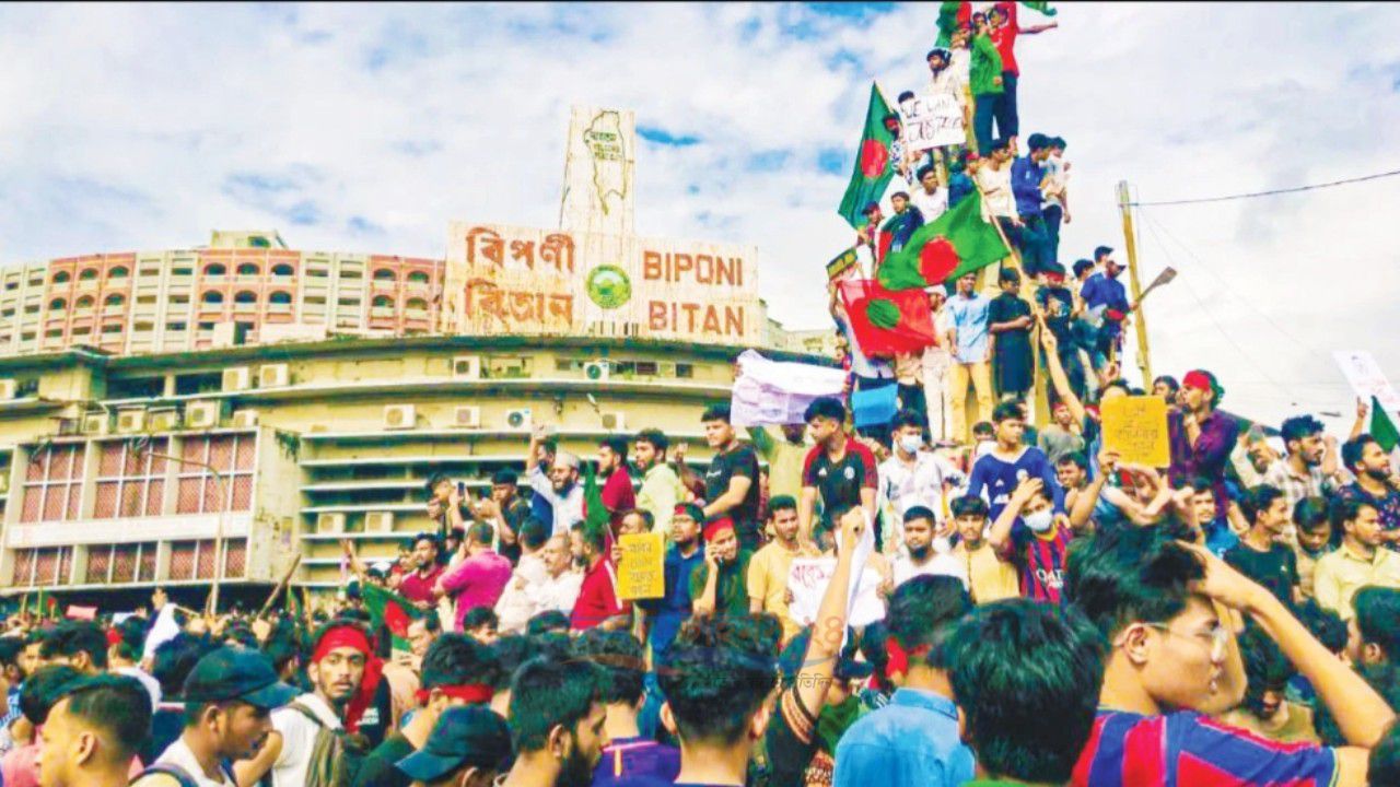 গুলিতে তিনজন নিহতের পর অগ্নিগর্ভ হয়ে ওঠে চট্টগ্রাম