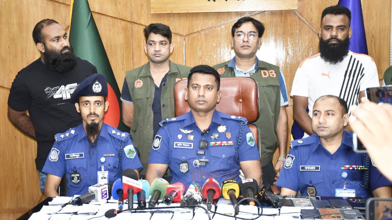 পাবনায় এক মাসে উদ্ধার ৫৪ হারানো মোবাইল, প্রকৃত মালিকদের হাতে তুলে দিল জেলা পুলিশ