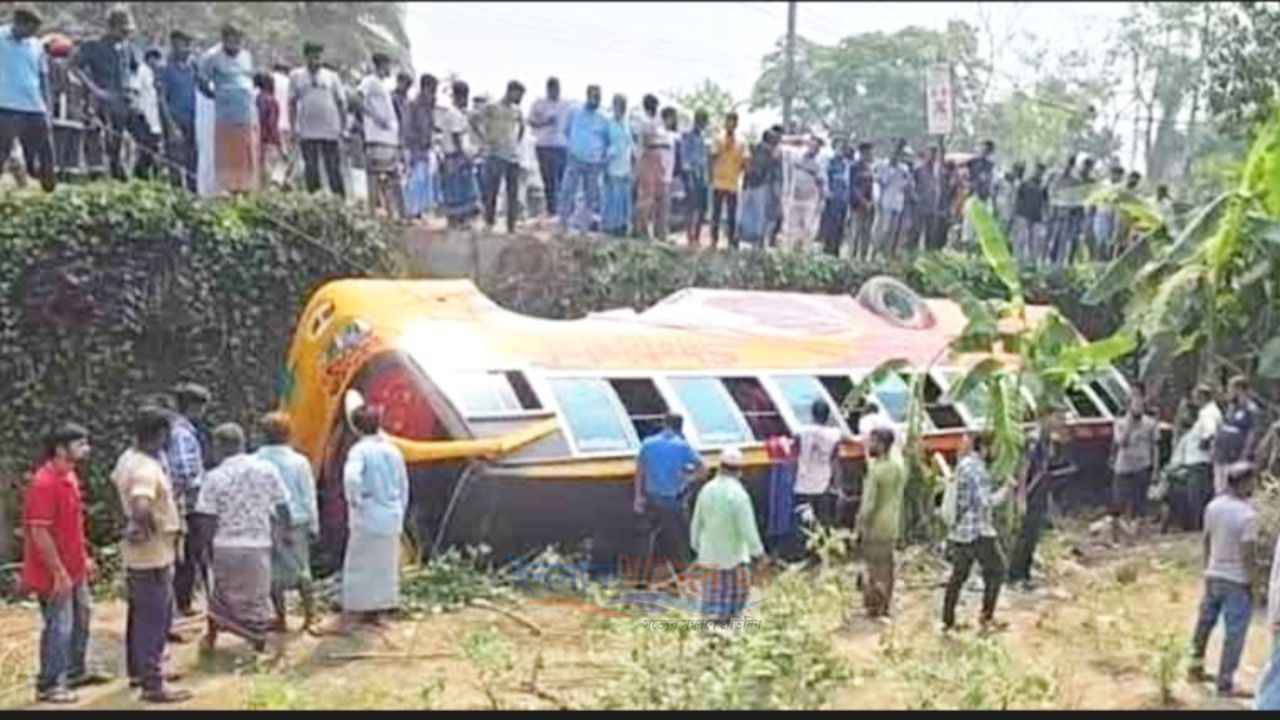 কসবায় খাদে পড়ল যাত্রীবাহী বাস, আহত অন্তত ২০