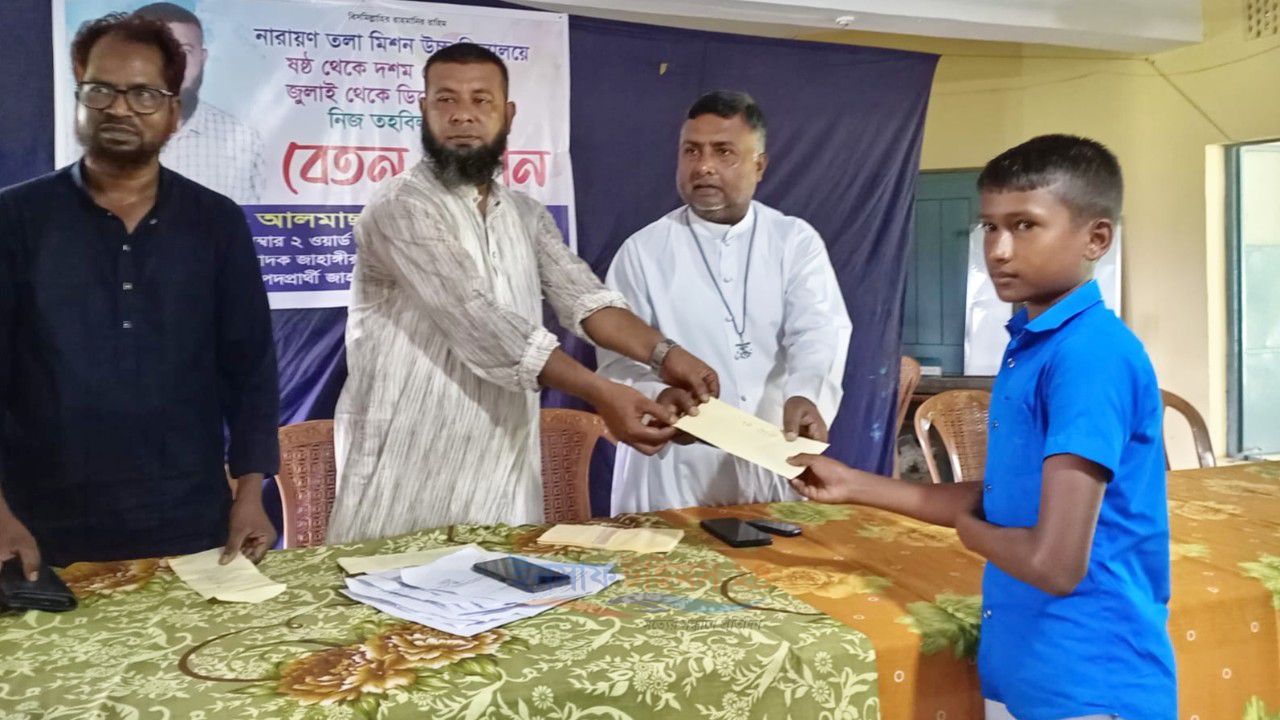 জাহাঙ্গীরনগরে মানবিক দৃষ্টান্ত: ৩০ শিক্ষার্থীর ৬ মাসের স্কুলের বেতন দিলেন ইউপি সদস্য আলমাছ উদ্দিন শিপু