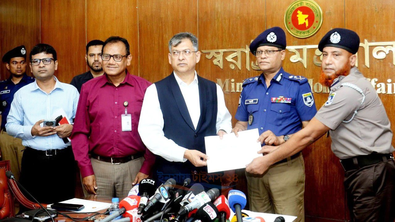 পুলিশের সাহসিকতায় ৯ সদস্যকে সম্মাননা স্বরাষ্ট্রমন্ত্রীর হাতে সনদ ও আর্থিক পুরস্কার প্রদান
