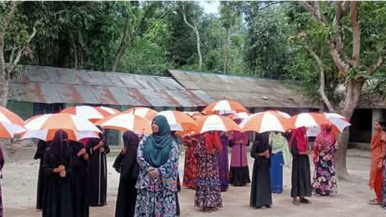 পাইকগাছায় দুই মহিলা দাখিল মাদ্রাসার ৪০ শিক্ষার্থীর মাঝে ওয়ার্ল্ড ভিশন বাংলাদেশের ছাতা বিতারণ