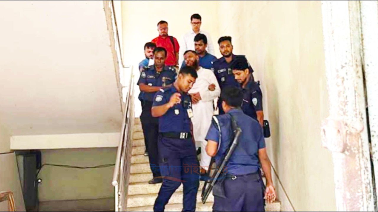 পরীক্ষাকেন্দ্রে নকল সরবরাহের চেষ্টা, শিক্ষককে এক বছরের কারাদণ্ড