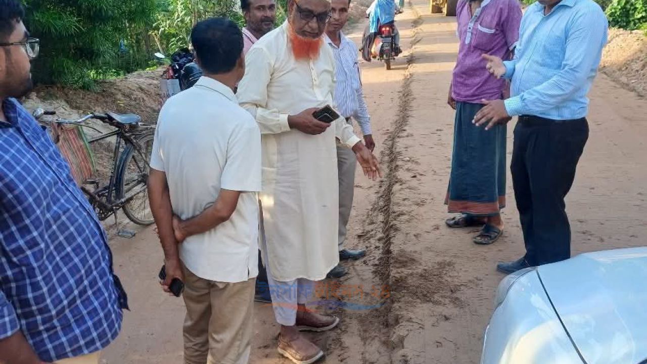 ​নজিপুর-কাশিপুর সড়ক নির্মাণ কাজ সরেজমিনে পরিদর্শন করলেন সংসদ সদস্য ইঞ্জিনিয়ার এনামুল হক।