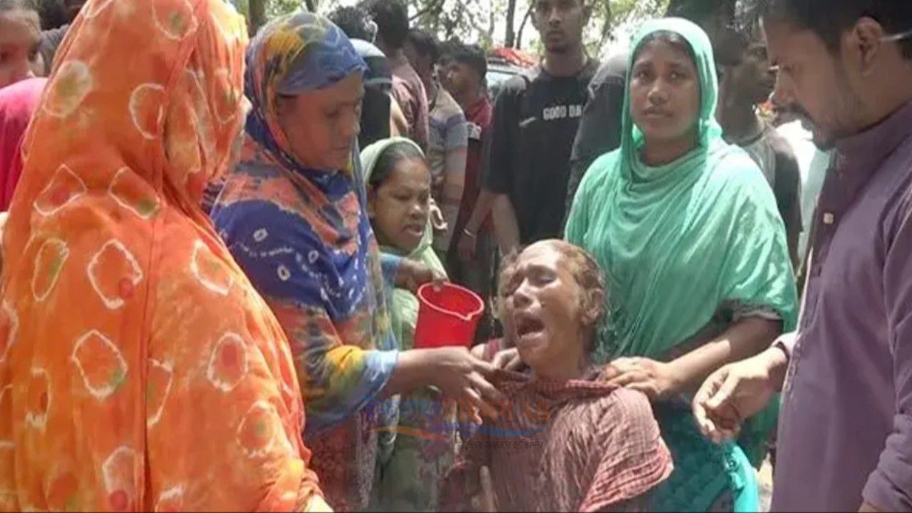 রাজশাহীতে পদ্মা নদীতে নৌকাডুবি, নিখোঁজ বাবা-ছেলে