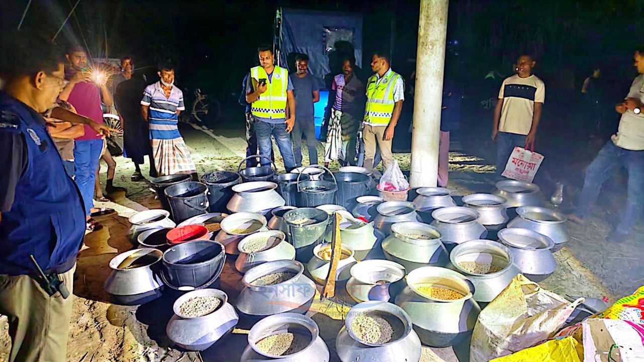 পোরশায় পুলিশের বিশেষ অভিযান: ৮০৫ লিটার চোলাই মদ তৈরির উপকরণ জব্দ, মামলা