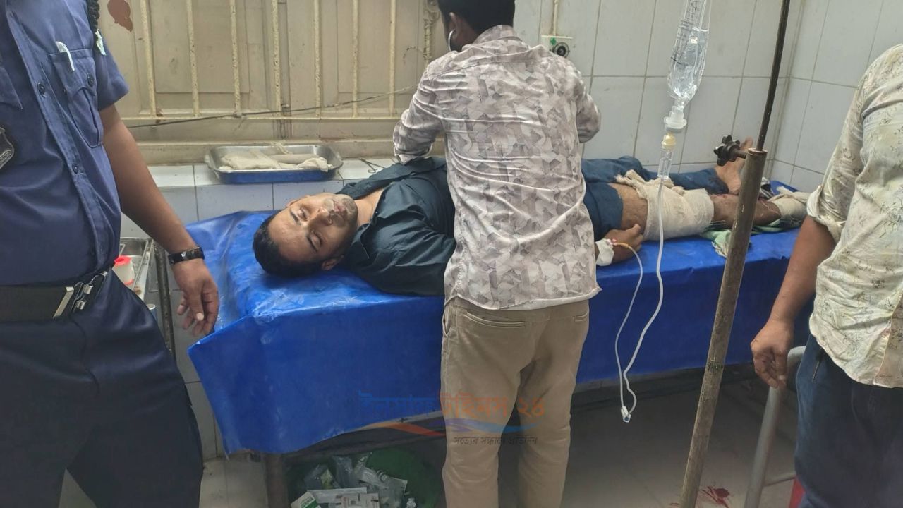 ​পোরশায় সিএনজি-স্টার্টিং গাড়ির মুখোমুখি সংঘর্ষে আহত ৩: আশঙ্কাজনক অবস্থায় রাজশাহী রেফার ১