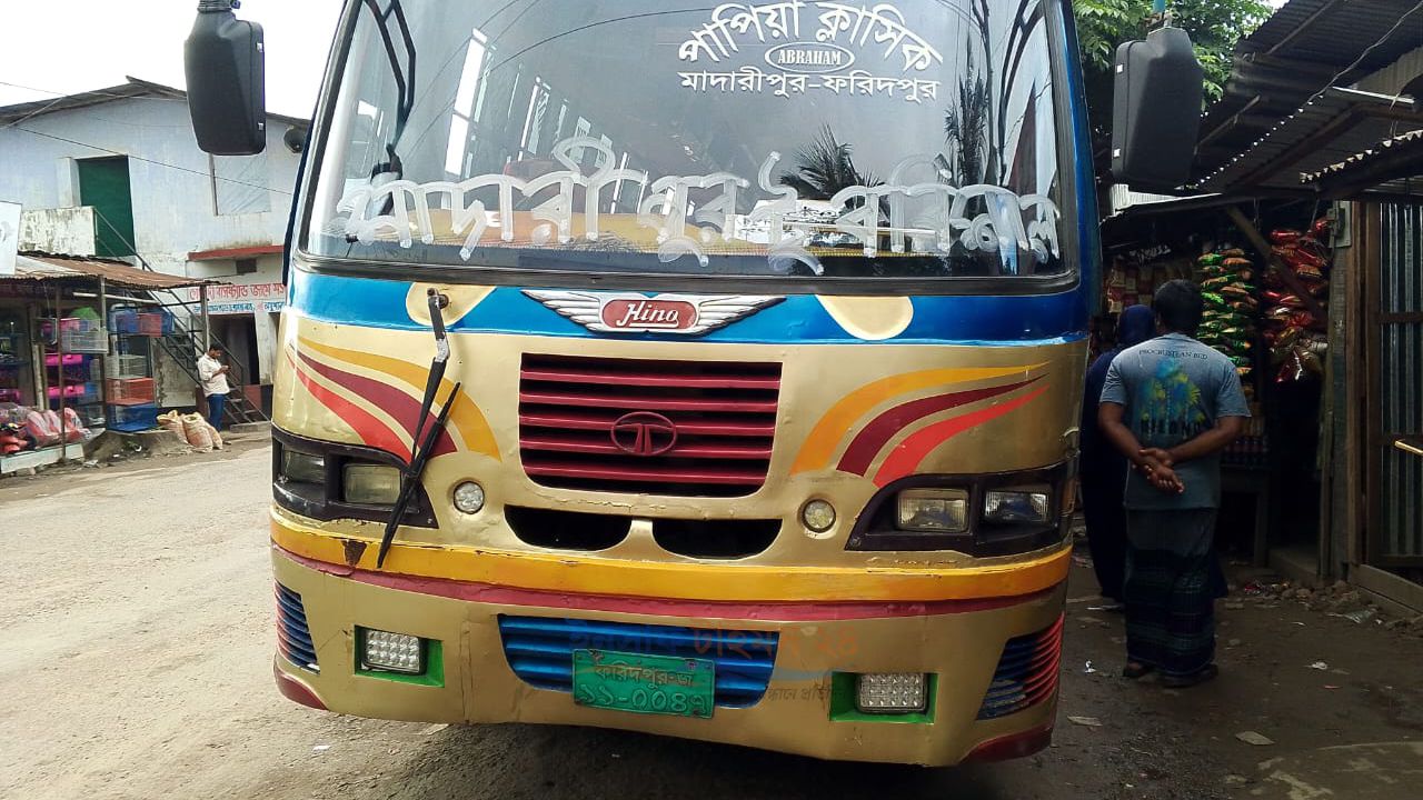 গৌরনদীতে হাফ ভাড়া বঞ্চনার অভিযোগে ক্ষুব্ধ শিক্ষার্থীরা
