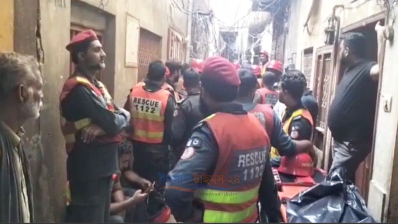 পাকিস্তানে বাড়ির ছাদ ধসে নিহত ৮