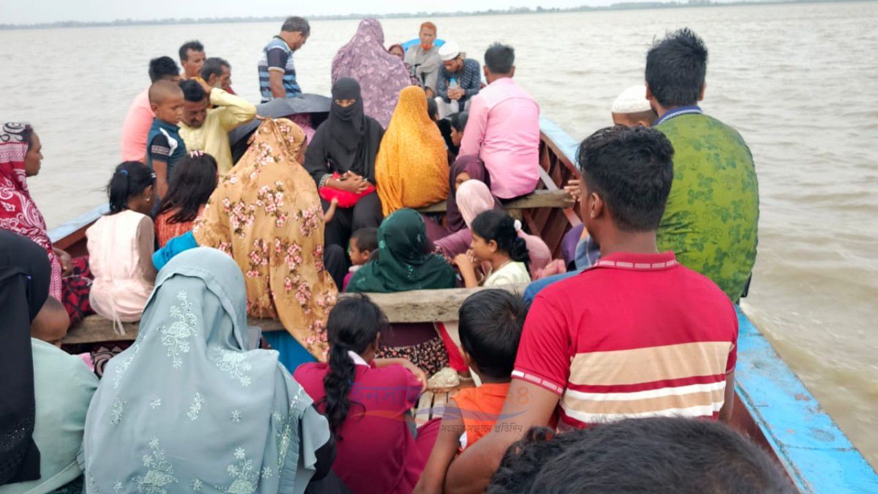 প্রচণ্ড ঝড়ো বাতাসে যমুনায় শতাধিক যাত্রীবাহী নৌকা বিপদে, অল্পের জন্য রক্ষা পেলেন যাত্রীরা
