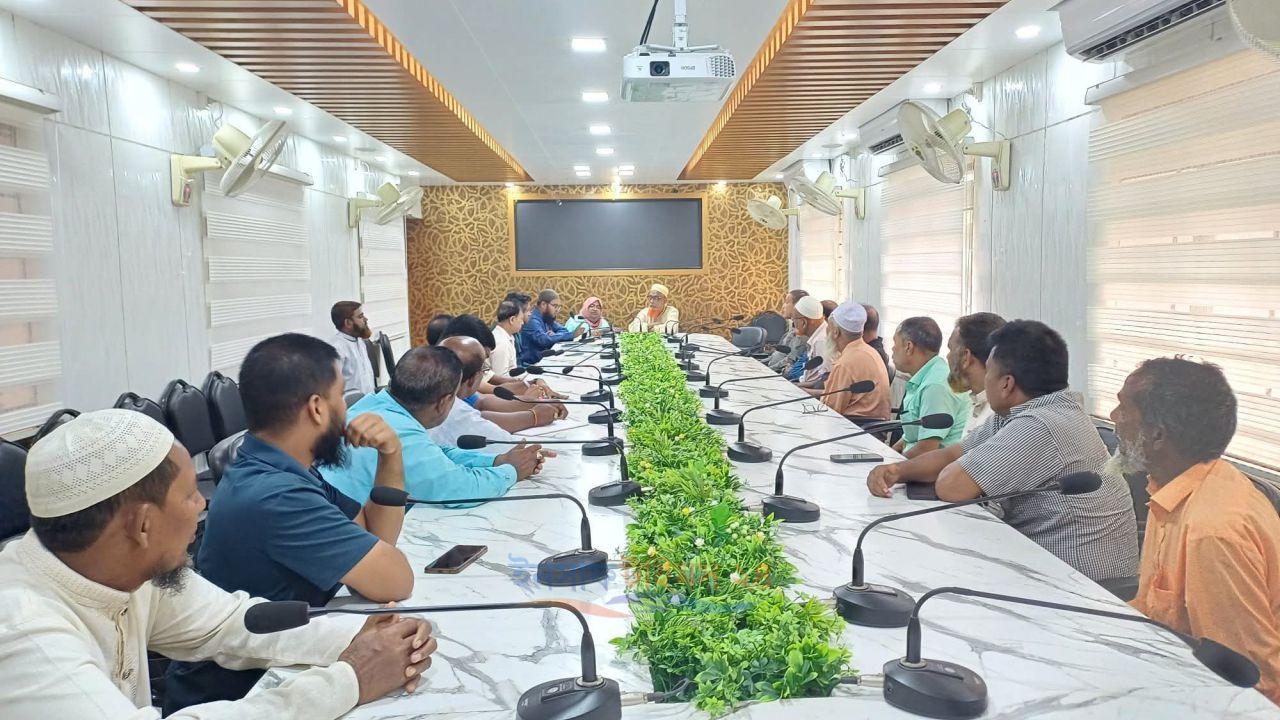 পত্নীতলায় কৃষকদের সার সংকট নিরসনে এমপি এনামুল হকের উদ্যোগে ডিলারদের সাথে মতবিনিময় সভা