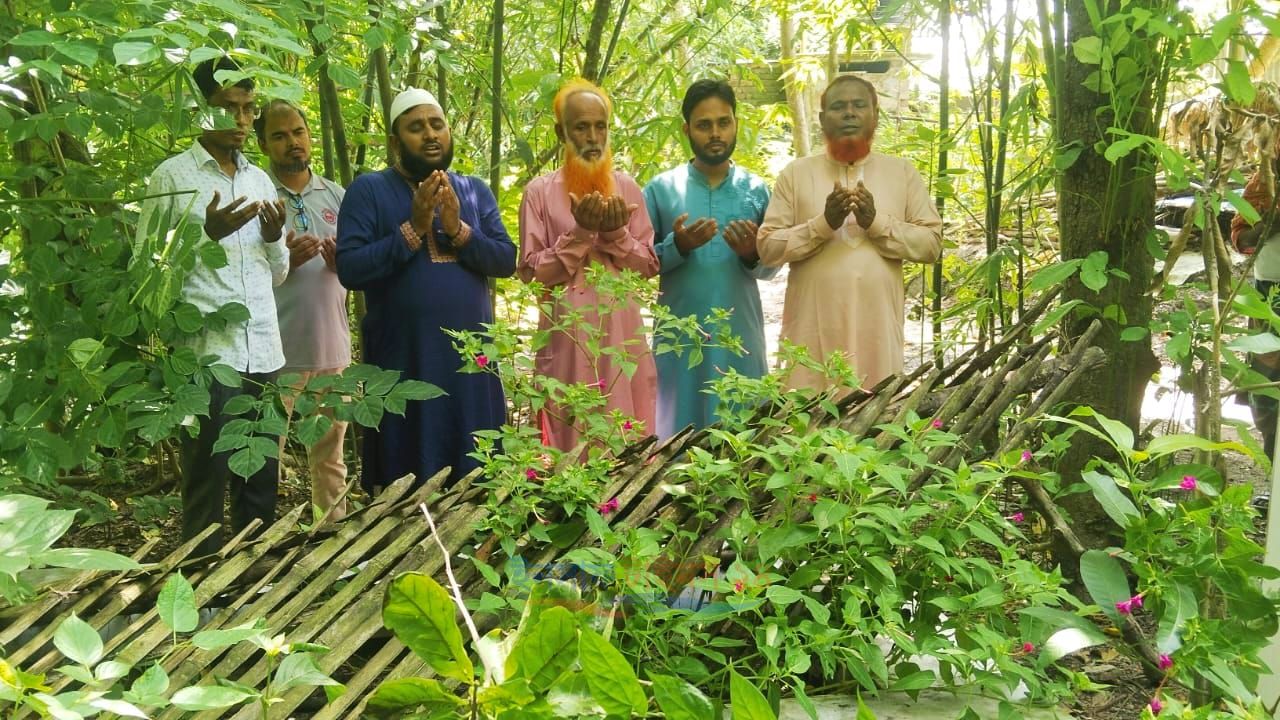 জুলাই অভ্যুত্থানের বীর শহীদদের কবর জিয়ারত ও শ্রদ্ধা নিবেদন করল বাংলাদেশ শ্রমিক কল্যাণ ফেডারেশন, নওগাঁ