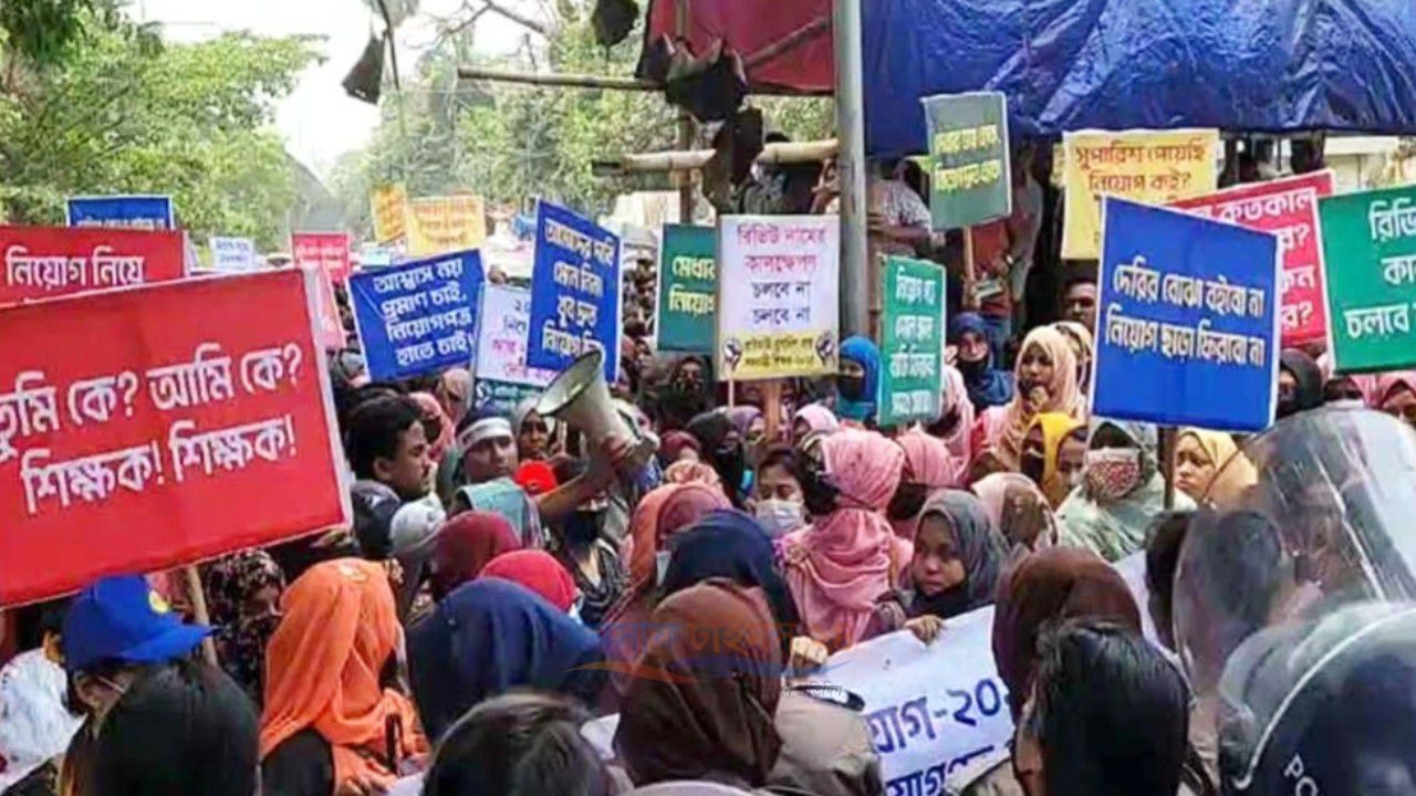 যোগদান ও পদায়নের দাবিতে শাহবাগে কর্মসূচিতে প্রাথমিকের সুপারিশপ্রাপ্ত শিক্ষকরা