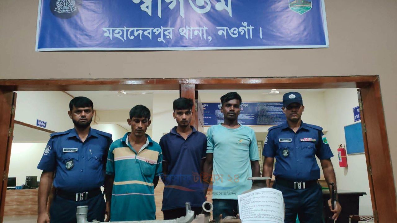 মহাদেবপুরে ৩ চোর গ্রেপ্তার, চোরাই মাল উদ্ধার