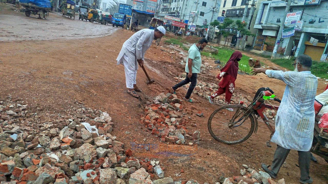 আশুলিয়ার ধামসোনায় রাস্তা মেরামত কার্যক্রমে জামায়াত নেতৃবৃন্দ