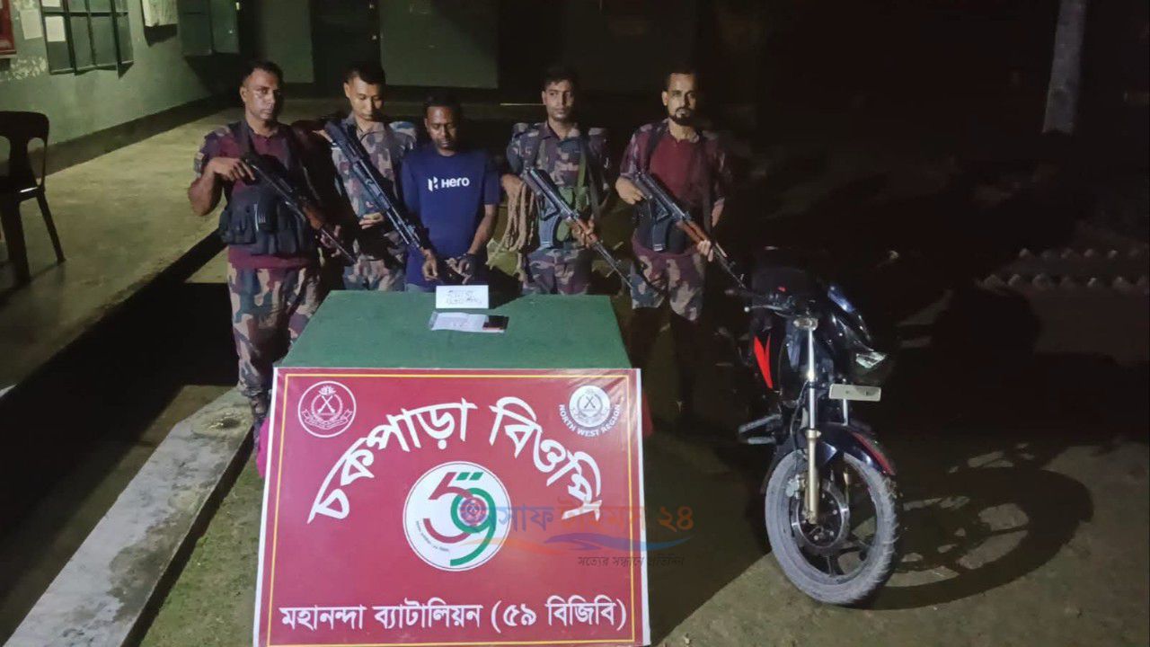 শিবগঞ্জ সীমান্তে বিজিবির অভিযানে ইয়াবাসহ মোটরসাইকেল আরোহী আটক
