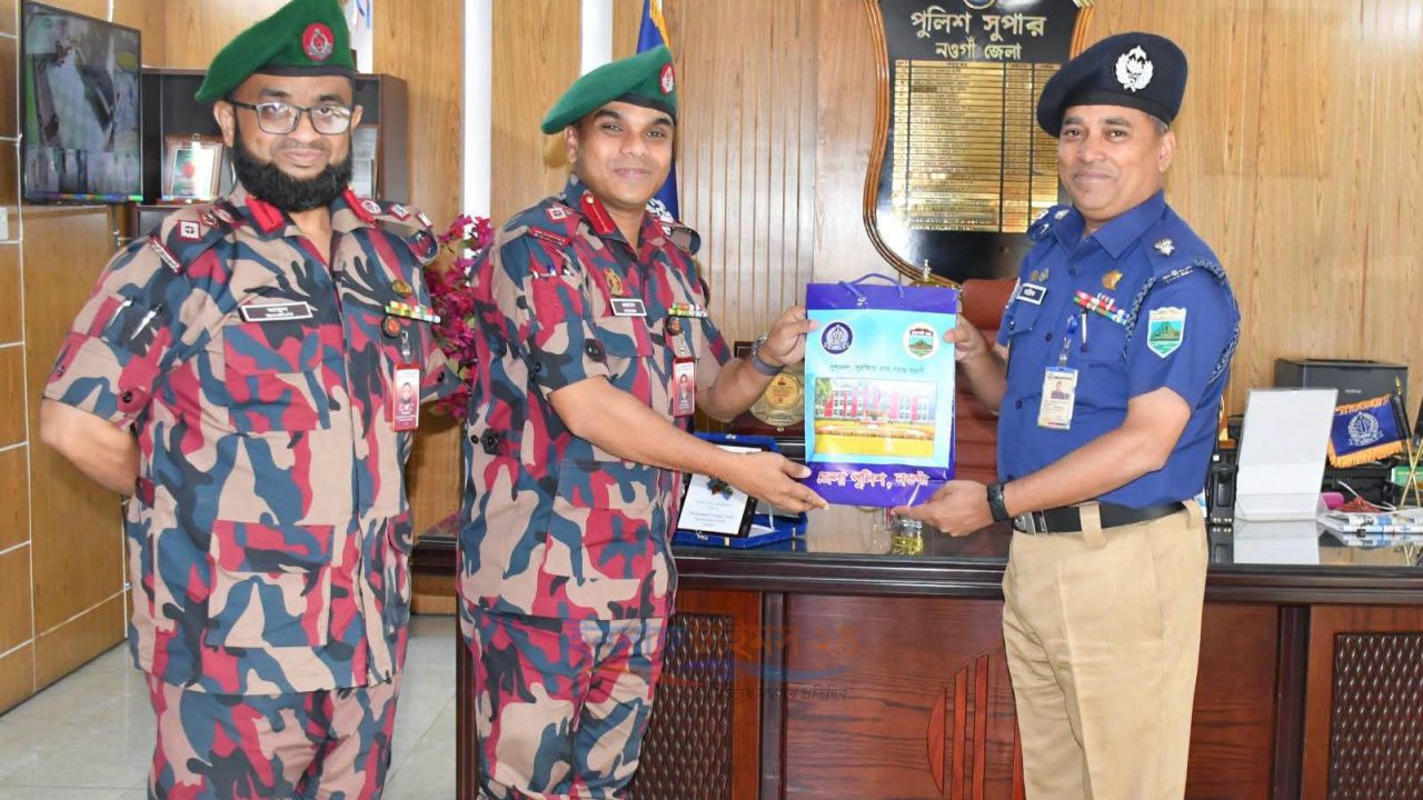 নওগাঁয় বিজিবির বিদায়ী ও নবযোগদানকারী অধিনায়কের পুলিশ সুপারের সাথে সৌজন্য সাক্ষাৎ ও সম্মাননা স্মারক প্রদান