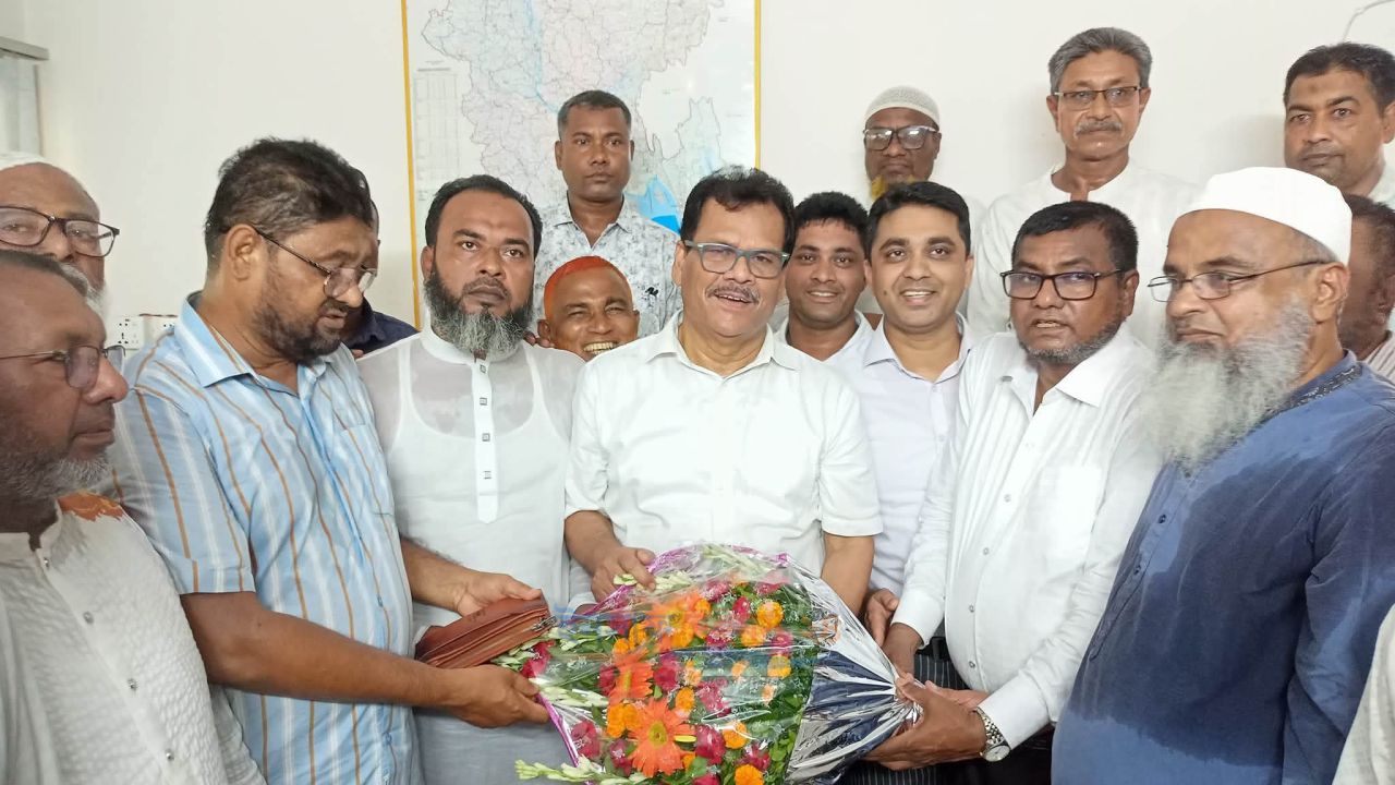 শ্যামনগর উপজেলা বিএনপির নবগঠিত কমিটির নেতৃবৃন্দের সাথে হাবিবুল ইসলাম হাবিবসহ জেলা নেতাদের সৌজন্য সাক্ষাৎ।