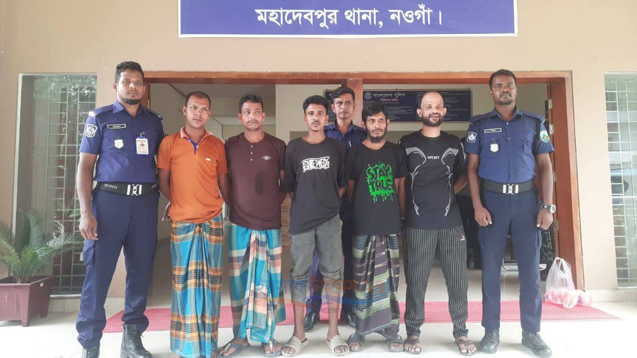 মহাদেবপুর থানার অভিযানে দুই দিনে ১৫ আসামি গ্রেপ্তার