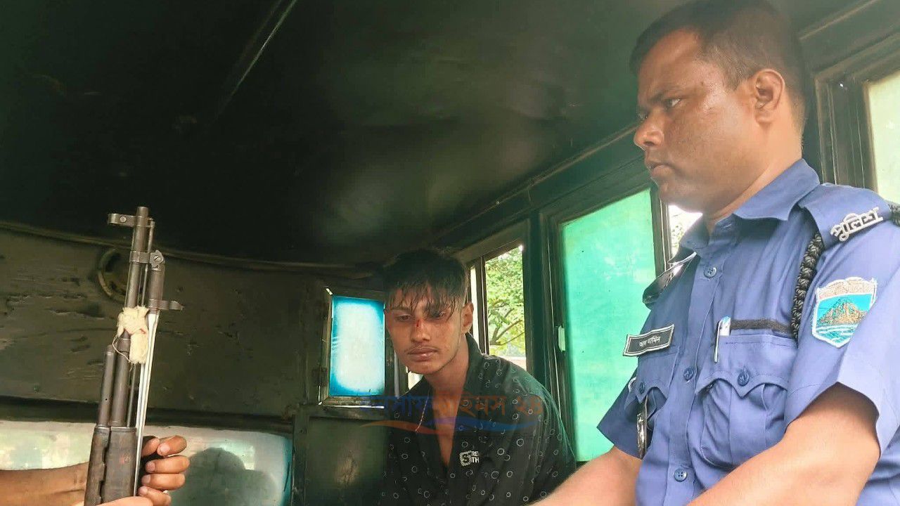নওগাঁর শৈলগাছীতে দিনদুপুরে ছিনতাই: পাটক্ষেত থেকে দেশীয় অস্ত্রসহ আটক ১