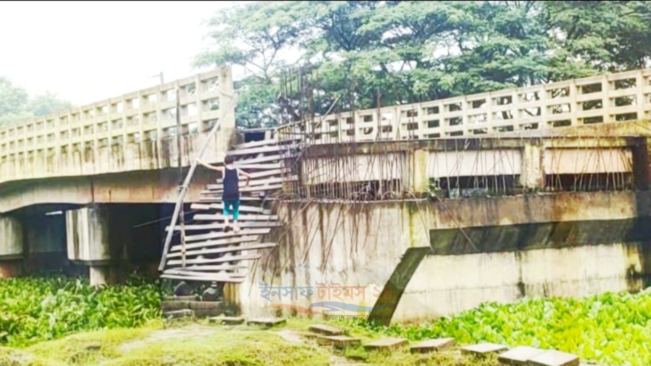 সেতু আছে সড়ক নেই, নির্মান কাজ শেষ হলেও সংযোগ সড়কের অভাবে  ভোগান্তিতে দুই গ্রামের মানুষ।