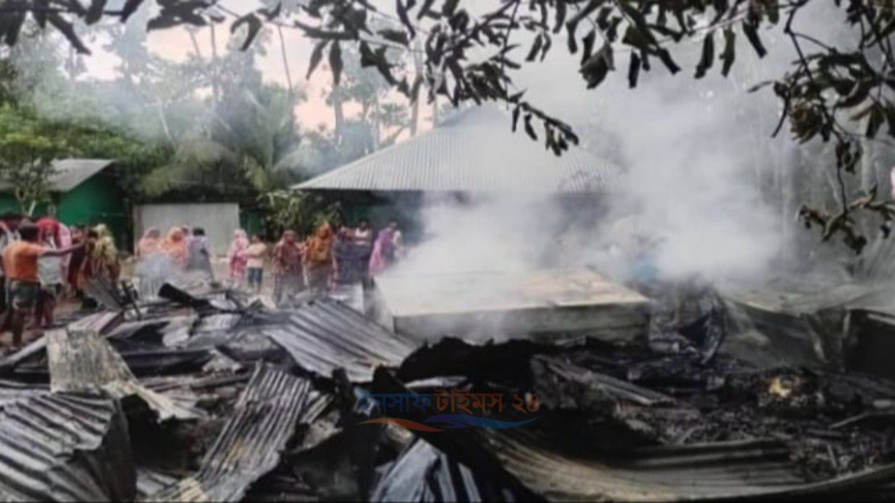 কচুয়ায় বৈদ্যুতিক শর্টসার্কিটে আগুন, বসতঘর পুড়ে ছাই